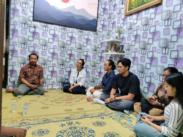 Putri Keraton Yogyakarta, GKR Mangkubumi dan GKR Bendara, melayat ke rumah Rheza Sendy Pratama, Minggu (31/8/2025). Foto: Arfiansyah Panji Purnandaru/kumparan