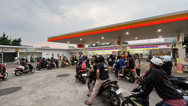 Antrean di SPBU Shell Pajajaran, Tangsel. Foto: Reza Aditya Ramadhan/kumparan. 