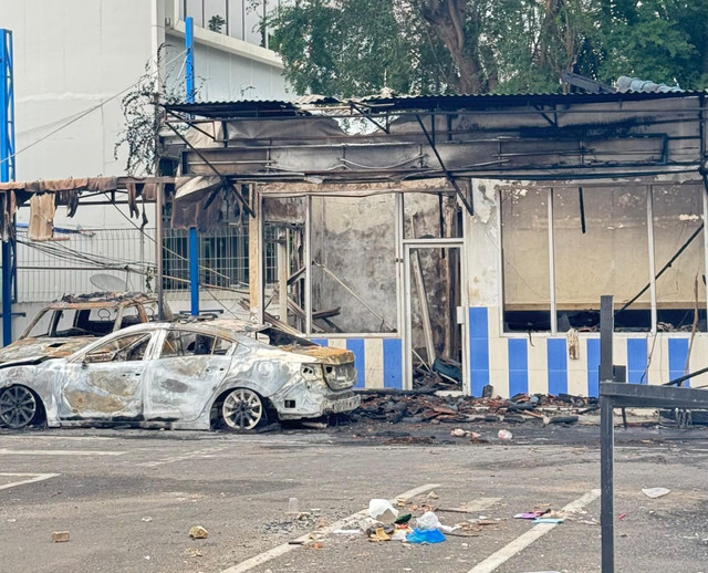 Dua bangkai mobil yang terparkir di Mako Dilantas Polda Sumsel sesuai terbakar akibat aksi anarkis yang dilakukan remaja. Foto : Kerik/Urban Id