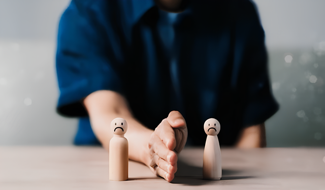 Ilustrasi konflik yang menggambarkan pentingnya keterampilan manajer proyek dalam mengelola tim proyek (Sumber: Shutterstock)