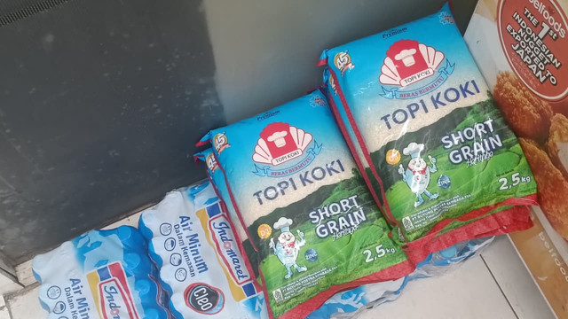 Stok beras di Indomaret Tanjung Barat, Minggu (31/8). Foto: Ave Airiza Gunanto/kumparan