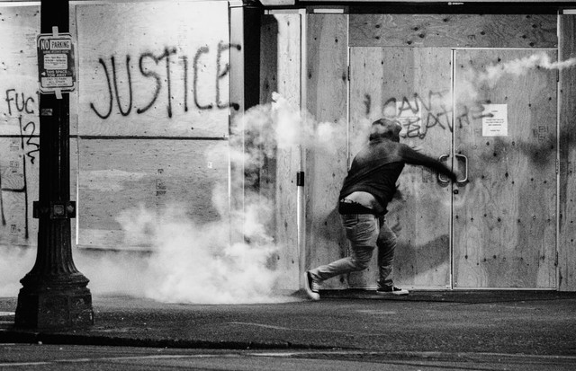 Ilustrasi Perbedaan Gas Air Mata dengan Water Canon  Sumber Unsplash/Tito Texidor III
