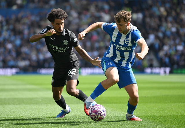 Jack Hinshelwood dari Brighton & Hove Albion beraksi bersama Oscar Bobb dari Manchester City pada pertandingan Liga Primer di Stadion Komunitas American Express, Brighton, Britania Raya - 31 Agustus 2025. Foto: Tony O Brien/REUTERS