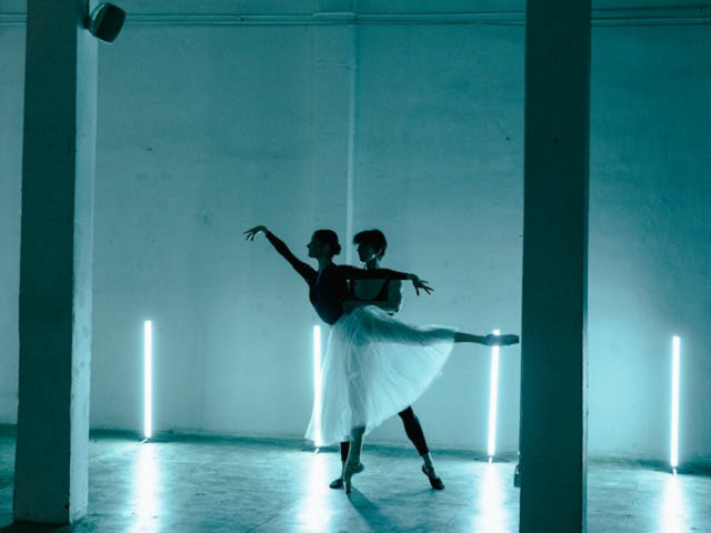 Ilustrasi makna lagu Slow Dancing in the Dark. Sumber: pexels.com/MartProduction.