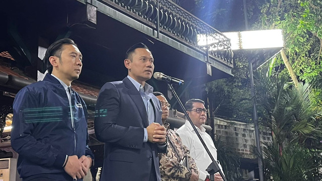 Ketua Umum Demokrat Agus Harimurti Yudhoyono dan Ketua Fraksi Demokrat Edhie Baskoro Yudhoyono di Puri Cikeas, Kab. Bogor, Minggu (31/8/2025). Foto: Haya Syahira/kumparan