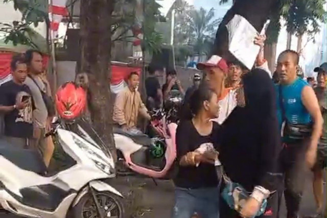 Pelaku penjarahan di Mako Gegana PMJ di Kramat Raya diamankan warga. Foto: Dok. Istimewa