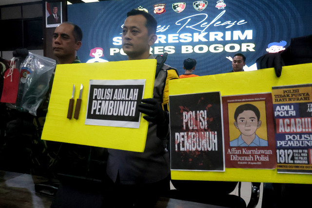 Kasi Intel Korem 061/SK Bogor Kolonel Inf Syafrinaldi dan Kapolres Bogor AKBP Wikha Ardilestanto menunjukkan barang bukti di Polres Bogor, Minggu (31/8/2025). Foto: Yulius Satria Wijaya/ANTARA FOTO