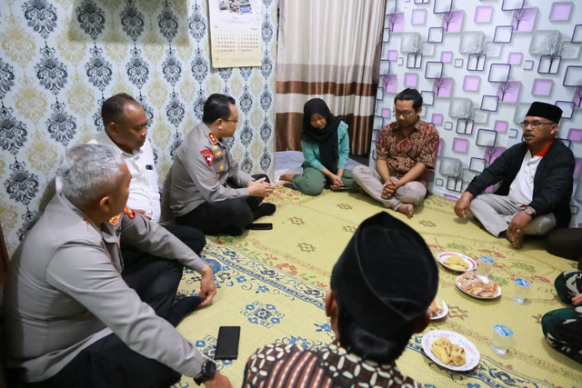 Kapolda DIY Pol Anggoro Sukartono melayat ke rumah Mahasiswa Ilmu Komunikasi Universitas Amikom Yogyakarta, Rheza Sendy Pratama, di Mlati, Kabupaten Sleman, Minggu (31/8). Foto: Polda DIY