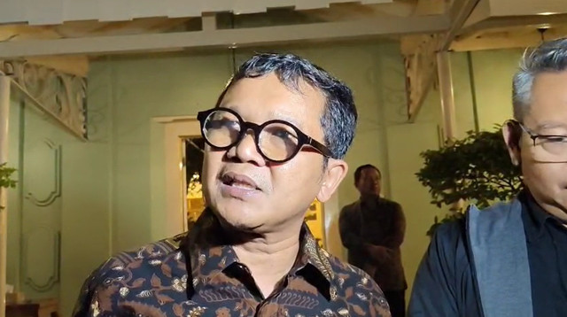 Wakil Rektor Bidang Kemahasiswaan, Pengabdian kepada Masyarakat, dan Alumni UGM Arie Sujito di Kepatihan Pemda DIY. Foto: Arfiansyah Panji Purnandaru/kumparan