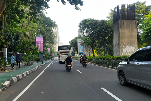 Kondisi lalu lintas di Jalan Asia-Afrika, Jakarta Pusat, Senin (1/9/2025). Foto: Rayyan Farhansyah/kumparan