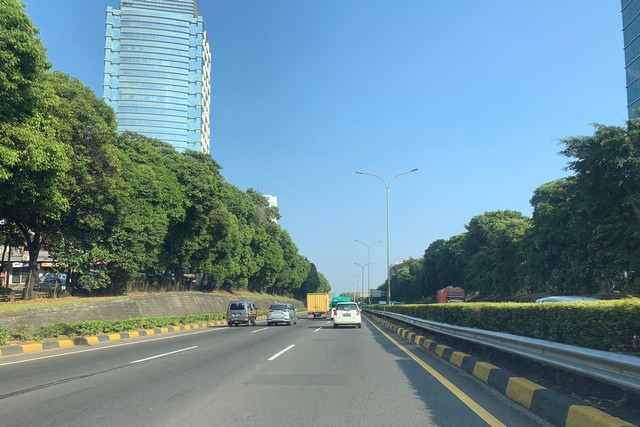 Kondisi lalu lintas Tol JORR, Jakarta, Senin (1/9/2025). Foto: Mirsan Simamora/kumparan