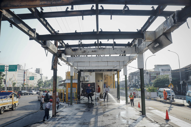 Petugas membersihkan puing-puing sisa terbakarnya Halte Transjakarta Senen Sentral, Jakarta Pusat, Senin (1/9/2025). Foto: Jamal Ramadhan/kumparan