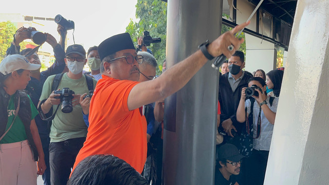 Wakil Gubernur DKI Jakarta Rano Karno meninjau pembersihan Halte Transjakarta Senen Sentral, Jakarta Pusat, Senin (1/9/2025). Foto: Nasywa Athifah/kumparan