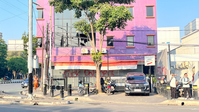 Suasana toko-toko yang masih tutup imbas demo di kawasan Kramat Kwitang-Senen, Jakarta Pusat, Senin (1/9/2025). Foto: Nasywa Athifah/kumparan