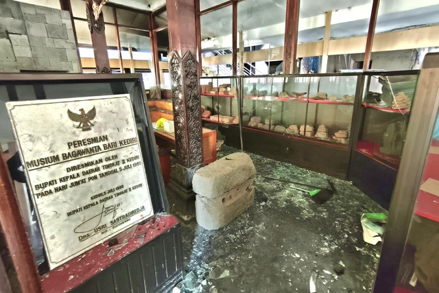 Kondisi Museum Bhagawanta Kediri yang dirusak massa. Foto: Dok. Istimewa