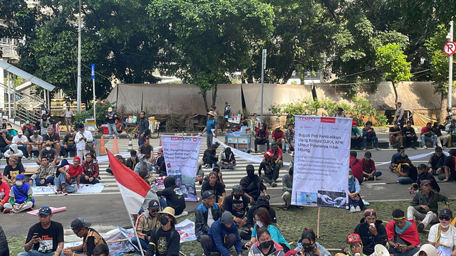 Warga Pati melakukan aksi demo menuntut Bupati Sudewo ditangkap KPK di Gedung Merah Putih KPK, Jakarta, Senin (1/9/2025). Foto: Fadhil Pramudya/kumparan