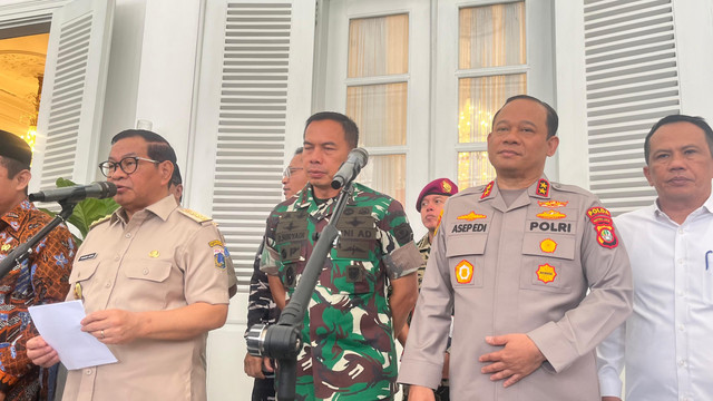 Gubernur DKI Jakarta Pramono Anung (kiri), Pangdam Jaya Mayjen TNI Deddy Suryadi (tengah), dan Kapolda Metro Jaya Irjen Asep Edi Suheri (kanan) di Balai Kota, Jakarta Pusat, Senin (1/9/2025). Foto: Nasywa Athifah/kumparan