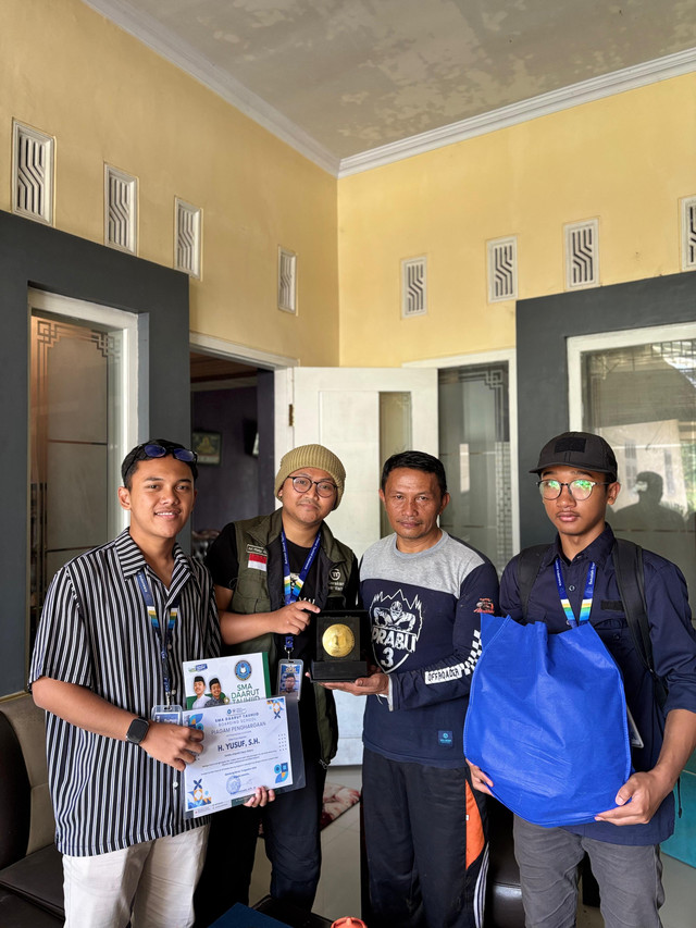 Gambar 1. Silaturahmi Tim OPSI SMA DTBS PUTRA dengan Kepala Desa Bremi (Sumber: Dokumentasi Penulis, 2025)