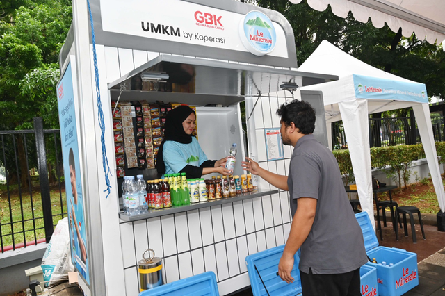 Le Minerale hadirkan gerobak usaha untuk pedagang di kawasan Stadion Gelora Bung Karno (GBK), Jakarta. Foto: Dok. Istimewa