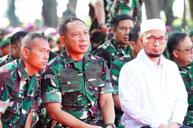 Panglima TNI Jenderal TNI Agus Subiyanto menghadiri doa istighosah di Monas. Foto: Puspen TNI