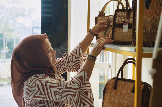Warga sedang melihat produk kerajinan. Foto: Dok. Istimewa