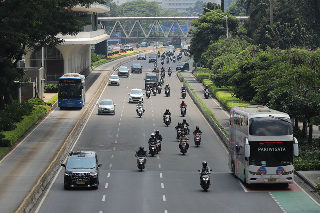 Sejumlah pengendara melintas saat penerapan WFH di Jalan Jenderal Sudirman, Jakarta, Senin (1/9/2025). Foto: Jamal Ramadhan/kumparan