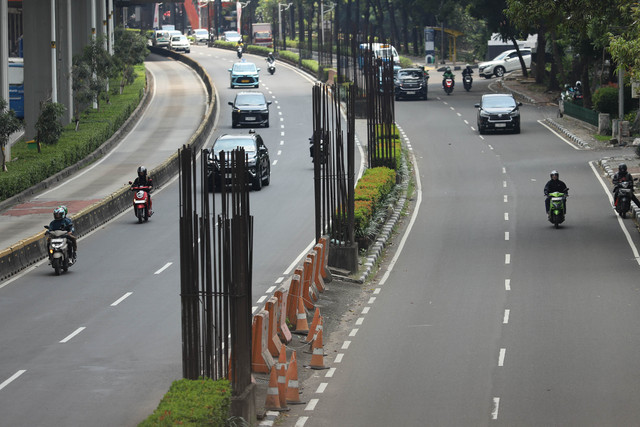 Sejumlah pengendara melintas saat penerapan WFH di Jalan HR Rasuna Said, Jakarta, Senin (1/9/2025). Foto: Jamal Ramadhan/kumparan