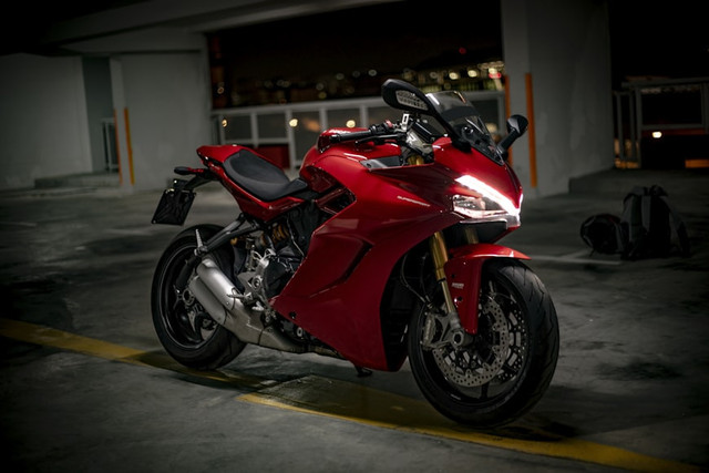 Ilustrasi warna velg yang cocok untuk motor merah hitam. Foto: Unsplash/ Kirill Petropavlov