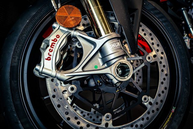 Ilustrasi warna velg yang cocok untuk motor putih . Foto: Unsplash/ Ronnzy Moto