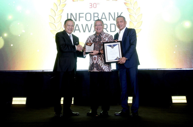 Dirut Bank Kalbar, Rokidi saat menerima penghargaan. Foto: Dok. Bank Kalbar