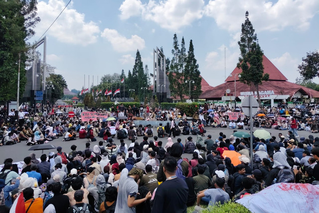 Aliansi Jogja memanggil menggelar aksi demonstrasi di Bundaran UGM, Senin (1/9/2025). Foto: Arfiansyah Panji Purnandaru/kumparan