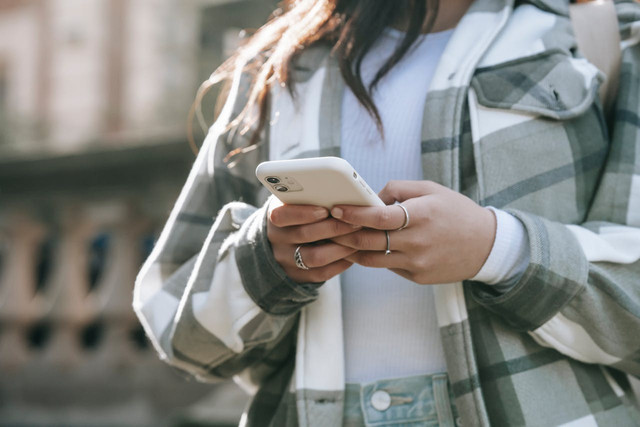 Cara cek bansos Kemensos go id 2025. Foto hanya ilustrasi, bukan yang sebenarnya. Sumber: Pexels/Charlotte May 