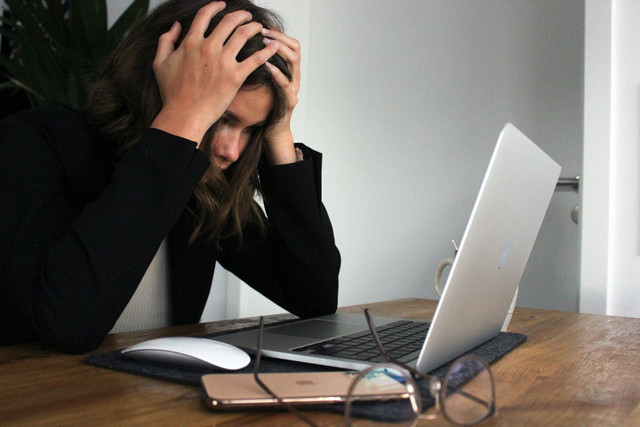 Ilustrasi ciri-ciri emosi burnout dalam karier wanita karier. Foto: Unsplash