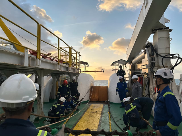Proses perbaikan sistem Komunikasi Kabel Laut (SKKL) Sulawesi-Maluku-Papua Cable System (SMPCS). Foto: dok. Telkom