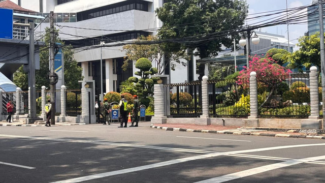 Prajurit TNI menjaga kantor Kementerian Keuangan, Jakarta, Senin (1/9/2025). Foto: Ave Airiza Gunanto/kumparan