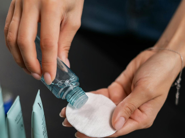 ilustrasi micellar water Glad2Glow untuk umur berapa - foto: pexels/Alena Darmel