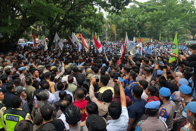 Mahasiswa Universitas Riau (Unri) kembali menggelar aksi demonstrasi di depan Gedung DPRD Riau, Senin (1/9/2025). Foto: kumparan