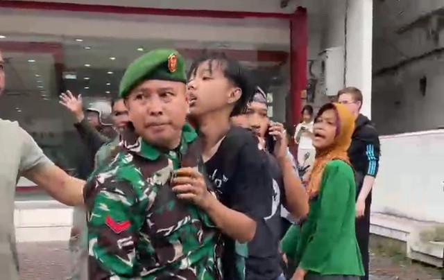 Satu orang diduga provokator diamankan TNI dalam Aksi Aliansi Mahasiswa Lampung. | Foto: Lampung Geh