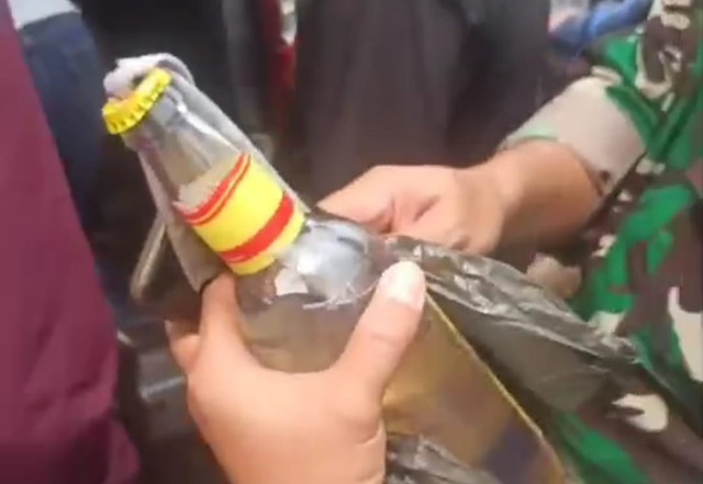 Diduga molotov yang dibawa penyusup saat demo di Lampung. | Foto: Ist