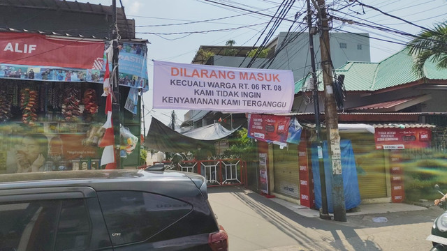 Kondisi akses jalan masuk menuju rumah politisi NasDem Ahmad Sahroni di kawasan Tanjung Priok, Jakarta Utara, Senin (1/9/2025). Foto: Jonathan Devin/kumparan