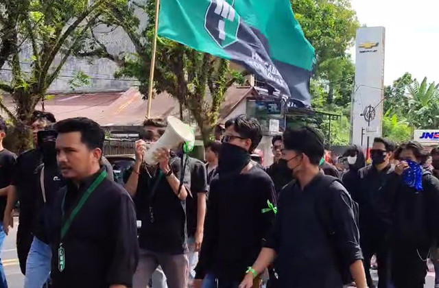 Massa aksi dari HMI bergerak menuju ke kantor DPRD Sulawesi Utara untuk menggelar demo penyampaian aspirasi, Senin, 1 September 2025.