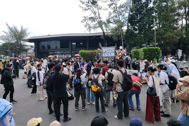 Massa Aliansi Jogja memanggil mulai membubarkan diri di Bundaran UGM, Senin (1/9/2025). Foto: Arfiansyah Panji Purnandaru/kumparan