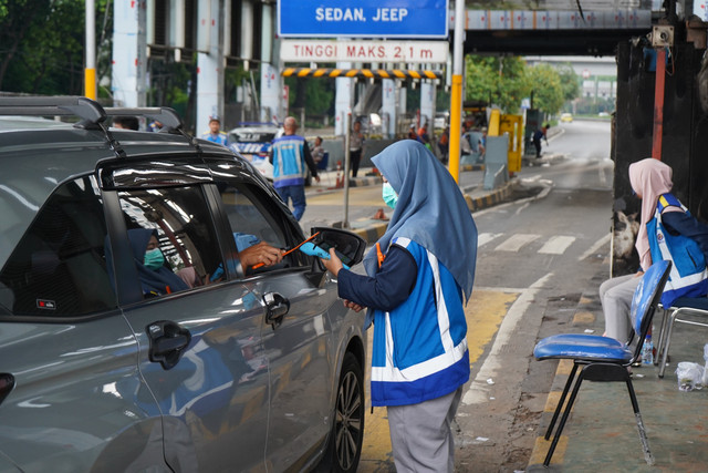 Gerbang tol yang terbakar difungkina secara mobile. Dok. PT Jasamarga