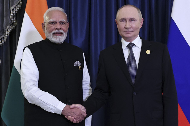 Presiden Rusia Vladimir Putin dan Perdana Menteri India Narendra Modi mengadakan pertemuan di sela-sela KTT Organisasi Kerja Sama Shanghai (SCO) di Tianjin, China, Senin (1/9/2025). Foto: Alexander KAZAKOV / POOL / AFP