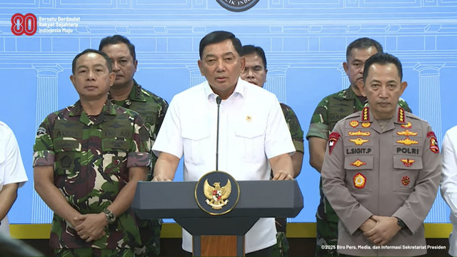 Menhan Sjafrie Sjamsoeddin wakili Presiden Prabowo Subianto  bicara situasi terkini usai ricuh di berbagai daerah di Istana Merdeka, Jakarta Senin (1/9/2025). Foto: YouTube/Sekretariat Presiden