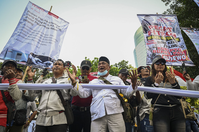 Massa yang tergabung dalam Aliansi Masyarakat Pati Bersatu (AMPB) mengikuti aksi di depan Gedung Merah Putih KPK, Jakarta, Senin (1/9/2025). Foto: Fauzan/ANTARA FOTO