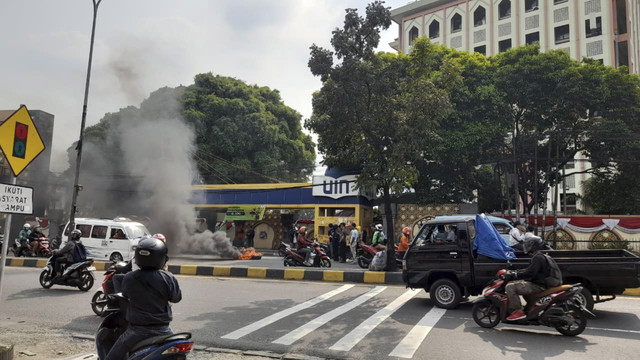 Situasi demo mahasiswa UIN Jakarta yang sempat bakar ban di kawasan depan Kampus UIN Syarif Hidayatullah Jakarta, Ciputat, Kota Tangerang Selatan, Senin (1/9/2025). Foto: Dok. Istimewa