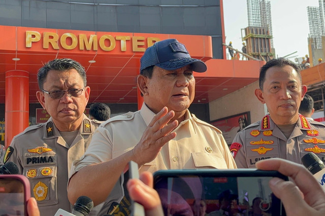 Presiden Prabowo Subianto didampingi Kapolri Jenderal Pol Listyo Sigit Prabowo memberikan keterangan pers usai menjenguk polisi yang terluka usai demo di RS Polri, Jakarta, Senin (1/9/2025). Foto: Abid Raihan/kumparan