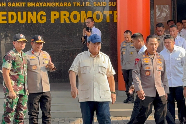 Presiden Prabowo Subianto didampingi Kapolri Jenderal Pol Listyo Sigit Prabowo bersiap memberikan keterangan pers usai menjenguk polisi yang terluka usai demo di RS Polri, Jakarta, Senin (1/9/2025). Foto: Abid Raihan/kumparan