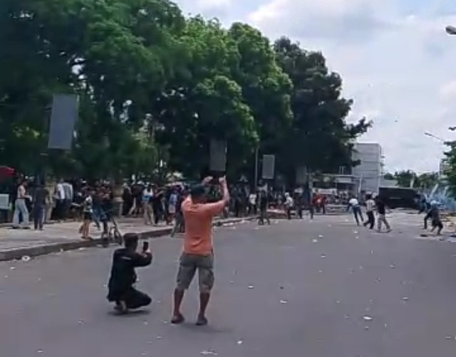 Kericuhan aaat aksi demo di depan Gedung DPRD OKU. (ist)